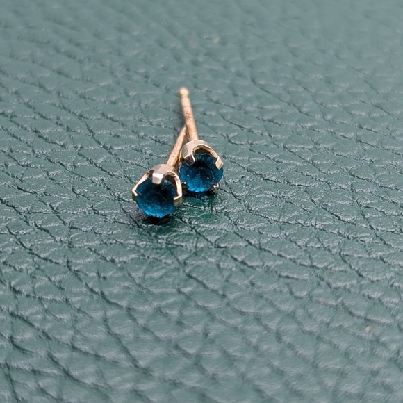 ✨ 14k Yellow Gold Solitaire Topaz Studs ✨ - Picture 2 of 4